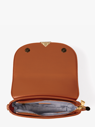 Geöffnete braune Milan Crossbody: Magnetklappe, innen gemustertes Futter und Reißverschluss